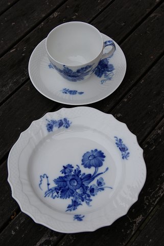 Curved China. Settings Coffee cups