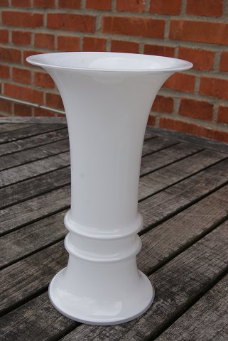 Royal Copenhagen Kunstglas. Hohe Vase in der Milch Weißglas 24cm