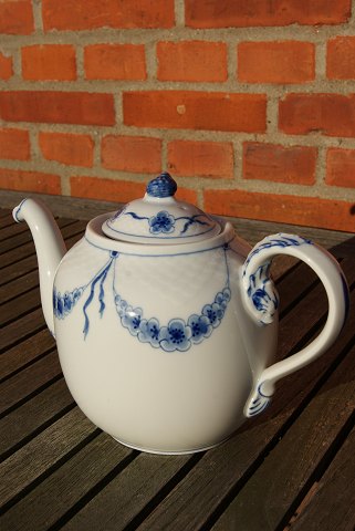 Empire, covered tea pot No 238 