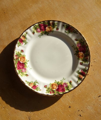 Old Country Roses English bone China porcelain. Luncheon plates 21cm