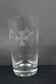 Frimurerglas, vandglas eller drinkglas dekoreret 
med slebne symboler, på rund fod