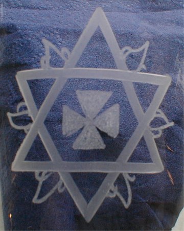Frimurerglas, ølglas dekoreret med slebne symboler, på kantsleben fod