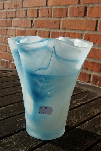 Flot vase med bølget rand i matteret blåt glas