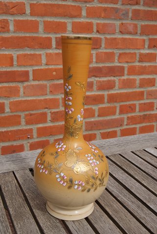 Vase med slank hals, dekoreret med blomster og sommerfugle