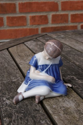 B&G figur nr. 1526, Pige med dukke