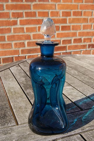 Holmegård klukflaske i mørkeblåt glas med prop