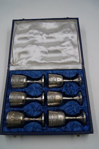 Æske med 6 drikkebægre med ciseleringer på rund fod i sølvplet 9,5cm