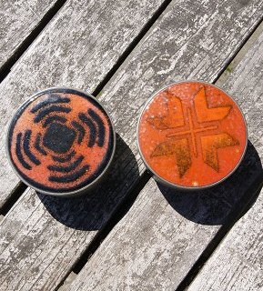 2 lave tinkrukker, låg med keramik kakkel.