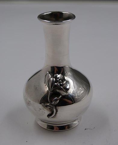 Velholdt buttet vase med bladranker i 925 sølv 9cm