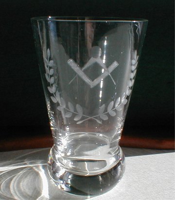 Frimurerglas, ølglas på rund fod dekoreret med slebne symboler