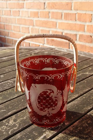 Bøhmisk glas. Rubinrød glasspand med hank til isterninger med slibninger og flot dekoration