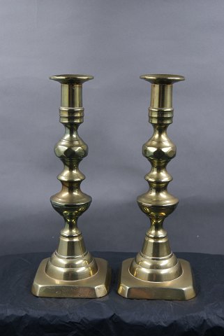 Pair of English brass candlesticks 21cm on squared stand from the 19th century.