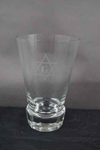 Frimurerglas, ølglas dekoreret med slebne symboler, på kantsleben fod.