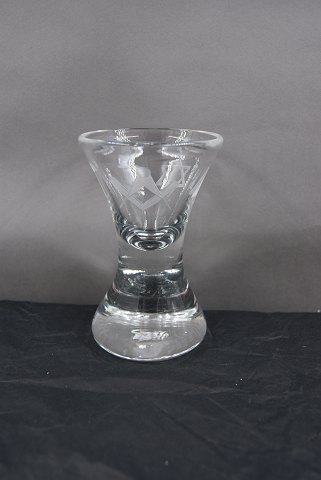 Dänische Freimaurer Gläser, Trinkglas mit Symbolen verziert auf einem dicken, runden Fuß.