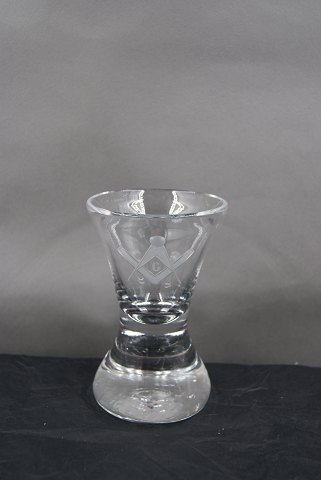 Dänische Freimaurer Gläser, Trinkglas mit Symbolen verziert auf einem dicken, runden Fuß.