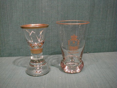 Frimurerglas vinglas med guldkant dekoreret med symboler