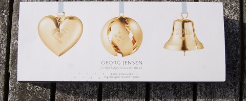 Georg Jensen Dänemark Weihnachtsschmuck aus vergoldetem Messing. Geschenkset Herz, Kugel und Glocke von 2019 im Originalkarton.