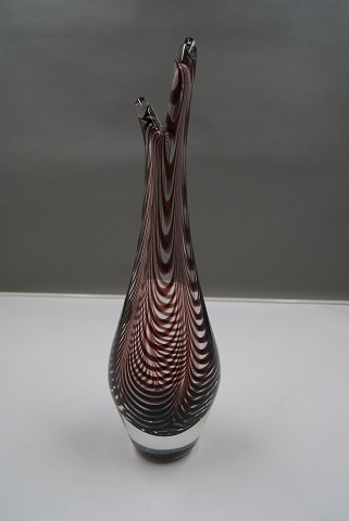 Velholdt næbvase 31cm fra Kastrup Glasværk. Meget smukt udført med mørke striber i glas.
