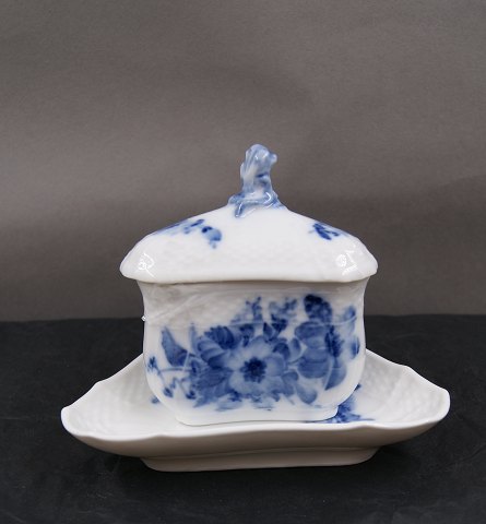 Blå Blomst Svejfet porcelæn. 3-kantet cremekop med låg og på underfad, før år 1923.