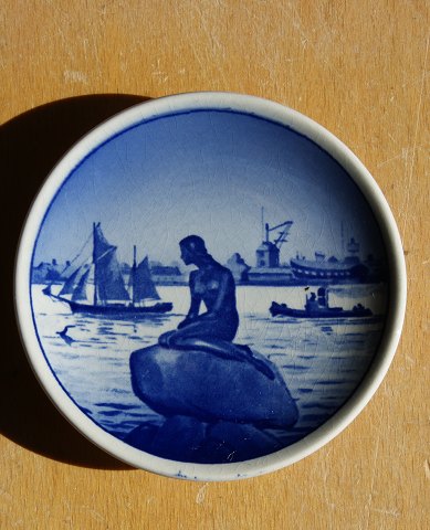 Plaques or mini plates from Aluminia, with The Little Mermaid on Langelinie.