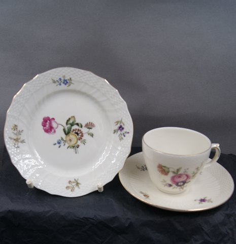 Frijsenborg with gold Danish porcelain, settings coffee service of 2 items 1870 and cake plate 1626. OFFER for more.