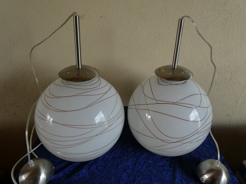 Flotte og velholdte par loftlamper i hvidt glas med dekorationer, H ca. 47cm med ophæng. Skal afhentes.