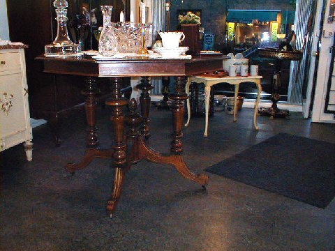 8-edged table in mahogny from year 1850