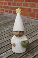 Lisa Larson schwedisch glasierte Keramik, Lucia Junge mit weissen Kobold Mütze für Kerzen oder Adventsfigur