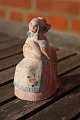 Hjorth keramik figur, kvinde på stol i egnsdragt