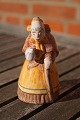 Hjorth keramik figur, gammel kone med kande og stok i egnsdragt