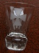 Frimurerglas, snapseglas dekoreret med Malteserkorset,på kantsleben fod