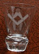 Frimurerglas, snapseglas dekoreret med slebne symboler, på kantsleben fod