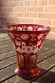 Bøhmisk glas. Rubinrød vase med slibninger og flot dekoration