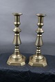 Pair of English brass candlesticks 21cm on squared stand from the 19th century.
