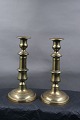 Pair of English brass candlesticks 21.5cm on round stand from the 19th century.