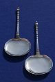 Par tærtespader i helsølv, udført af sølvsmed W. Christésen (1822-99)