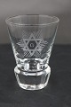 Frimurerglas,snapseglas dekoreret med slebne symboler,  på kantsleben fod.
