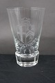 Frimurerglas ølglas dekoreret med slebne symboler, på kantsleben fod