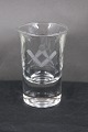 Frimurerglas,snapseglas dekoreret med slebne symboler, på rund fod