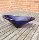 Holmegård kunstglas, oval bordskål i mørkeblåt 
glas