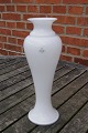 Holmegaard dänisch Kunstglas. Korinthe Vase aus 
Milch Weißglas 30cm