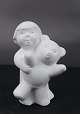 Stone Art hvid figur fra Marbell, Belgien. Barn 
med bamse