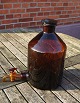 Große und gut erhaltene Apothekerflasche 5 Liter mit Ausgießer aus dunkelbraunem Glas. Auf der Rückseite Literangaben.