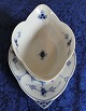Musselmalet Riflet porcelæn, ovale sovseskåle på fast underskål nr. 204