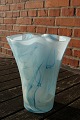 Flot vase med bølget rand i matteret blåt glas