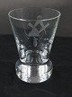 Frimurerglas, snapseglas dekoreret med slebne symboler, på rund fod