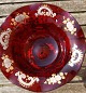 Bøhmisk glas. Rubinrød opsats eller konfektskål på høj fod med flotte dekorationer