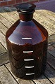 Große und gut erhaltene Apothekerflasche 5 Liter mit Ausgießer aus dunkelbraunem Glas. Auf der Rückseite Literangaben.